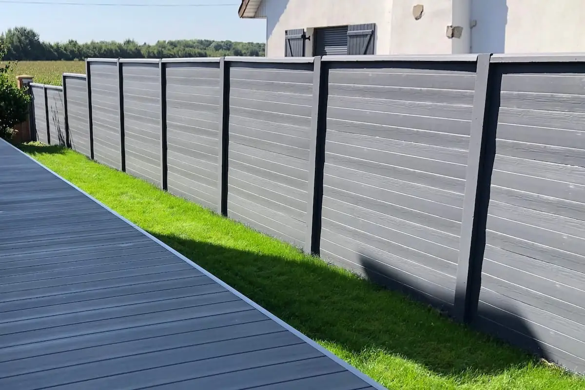 Clôture béton imitation bois — chantier