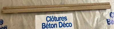 dos du chaperon de plaque en béton lisse pour cloture beton avec sa rainure permettant de la fixé sur les plaques.