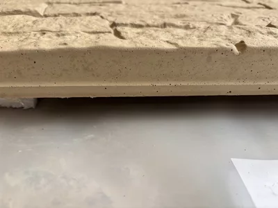 bordure des plaque en béton imitation pierre, zoom sur la particularite d'emboitement..d'un coté une bosse