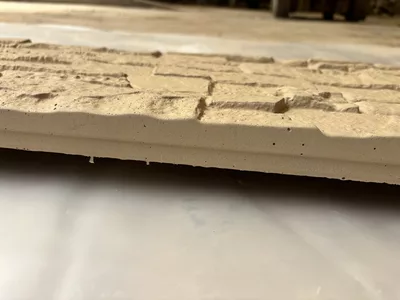 bordure des plaque en béton imitation pierre, zoom sur la particularite d'emboitement..de l'autre coté un creux