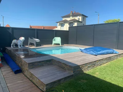 clôture en béton imitation bois avec chaperon autour d'une piscine couleur anthracite