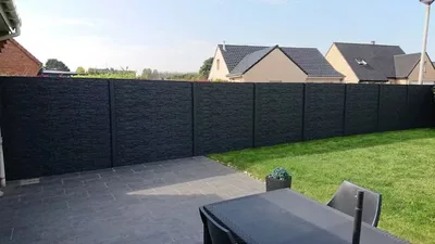clôture en béton imitation pierre en bordure de terrasse et jardin, posée en rectiligne et une teinté anthracite