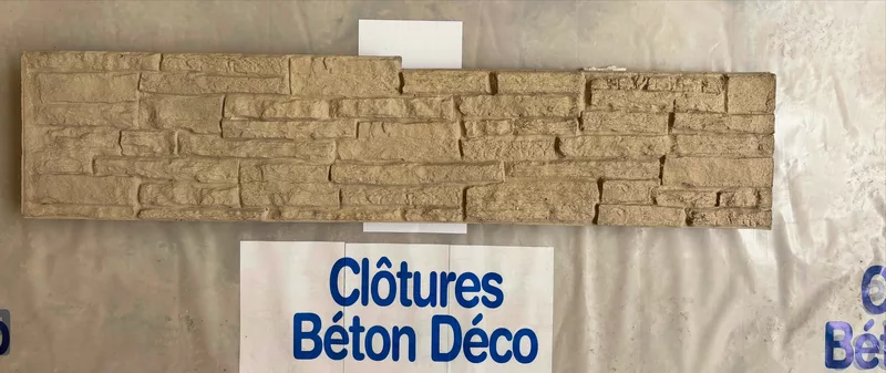 plaque béton pierre double face de type "debut fin" prévu pour etre positionner comme premiere et derniere plaque d'une rangée de plaque. elle presente bord avec cassure et l'autre longitudinal.