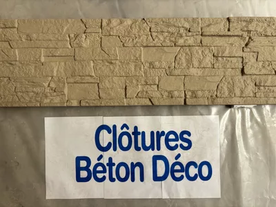 plaque en béton imitation pierre simple face, dessin ressemblant au briquette de parement.