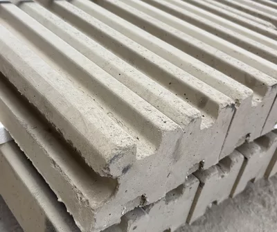 poteau en béton lisse pour cloture en plaque béton, prévu pour nos modèle en béton décoratifs imitation pierre ou bois. existe les versions angles comme ici sur l'image, en intermediaire et pour les début et fin de cloture.