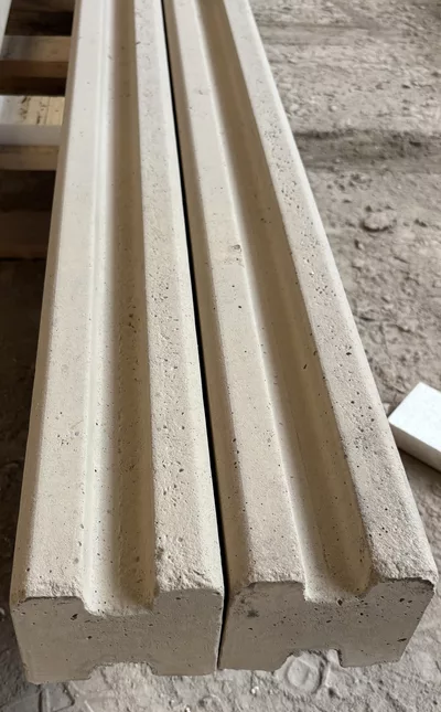poteau en béton pour cloture en plaque béton,  vue de pres de la rainure exterieur
