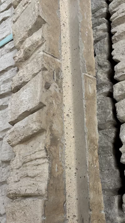 poteau en béton imitation pierre, zoom sur la rainure interieur. legerement differente de celle exterieur.