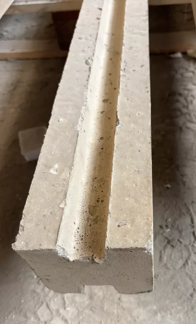 poteau en béton lisse pour cloture en plaque béton, prévu pour nos modèle en béton décoratifs imitation pierre ou bois. vue de la rainure interieur