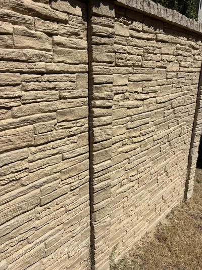 poteau en béton imitation pierre seche double face. existe en 3 hauteurs permettant de monter une cloture jusqu'a 2M40 de haut.