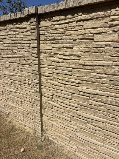 Poteau béton clôture Pierre Sèche double face