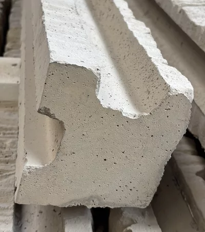 poteau en béton texturé imitation pierre pour notre  cloture béton modèle double face. ici un zoom sur le poteau d'angle