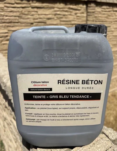 lasure, résine béton teinte "gris tendance" en bidon de 5L pour cloture en béton décorative, s'adapte bien à ceux qui ont des portails ou porte de garage de la même couleur.
