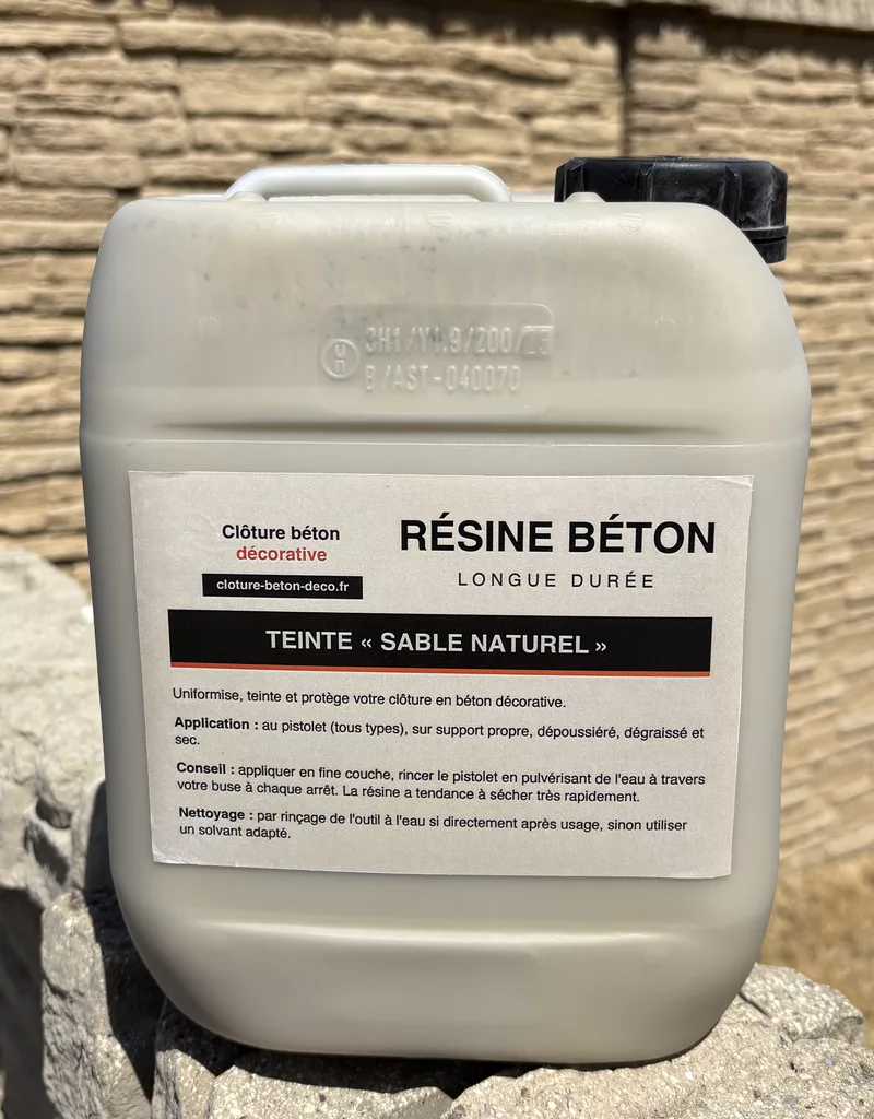 résine béton teinte "sable naturel" en bidon de 5L pour cloture en béton décorative. cette teinte à la particularité d'etre la plus rproche de la teinte dans la masse de nos produit sortie de fabrication.