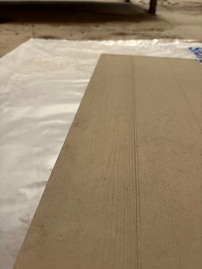 zoom d'une plaque en béton imitation lame bois pour montrer le détail et les veines du bois.