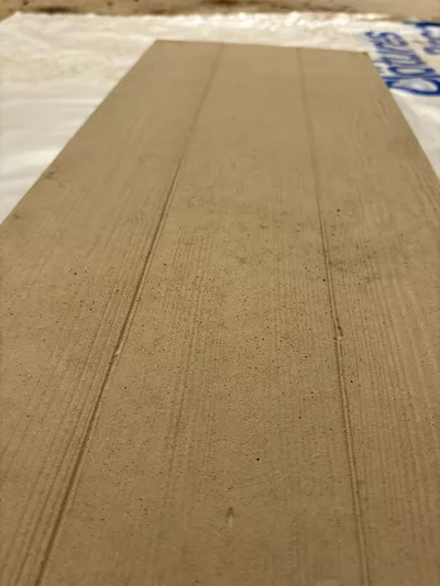 zoom rapproché d'une plaque en béton imitation bois