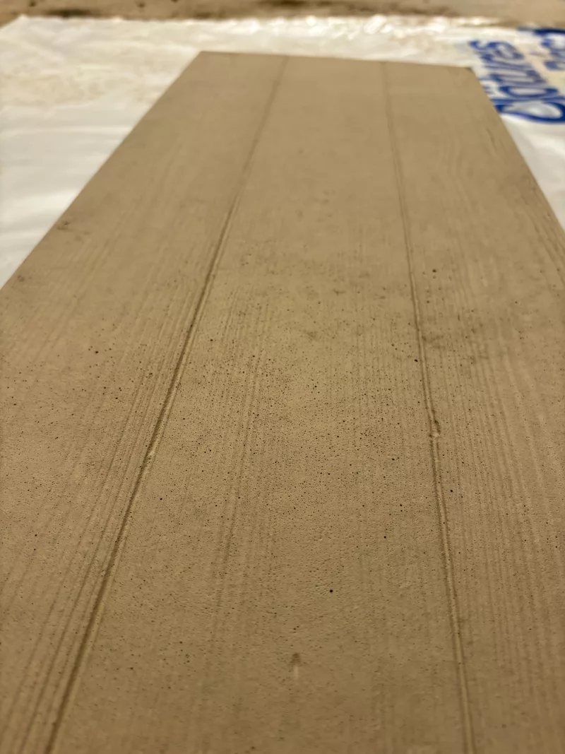 zoom rapproché d'une plaque en béton imitation bois