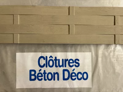 zoom d'une plaque en béton imitation bois tressé, permet de verifier la finition du décor